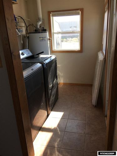 305 Lakeview Dr, Mills, WY 82604